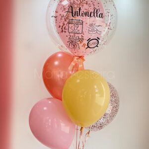 Imagem de balões personalizados de boas-vindas, incluindo balão bolha transparente com dados do nascimento e balões tradicionais, ideal para a maternidade.
