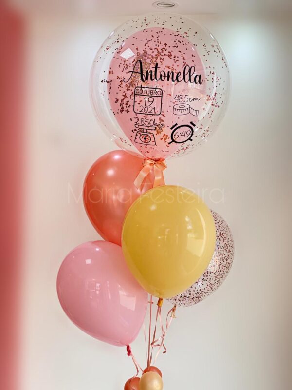 Imagem de balões personalizados de boas-vindas, incluindo balão bolha transparente com dados do nascimento e balões tradicionais, ideal para a maternidade.
