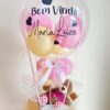 Imagem de um balão médio personalizado e pelúcia para presente de maternidade, embalado em caixa cartonada redonda personalizada.