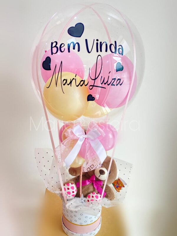 Imagem de um balão médio personalizado e pelúcia para presente de maternidade, embalado em caixa cartonada redonda personalizada.