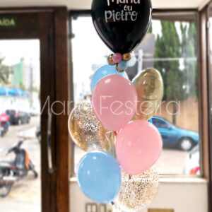 Arranjo de balões com buquê sofisticado para chá revelação, incluindo balão personalizado, balões de látex biodegradáveis e balão metalizado em formato de coração.