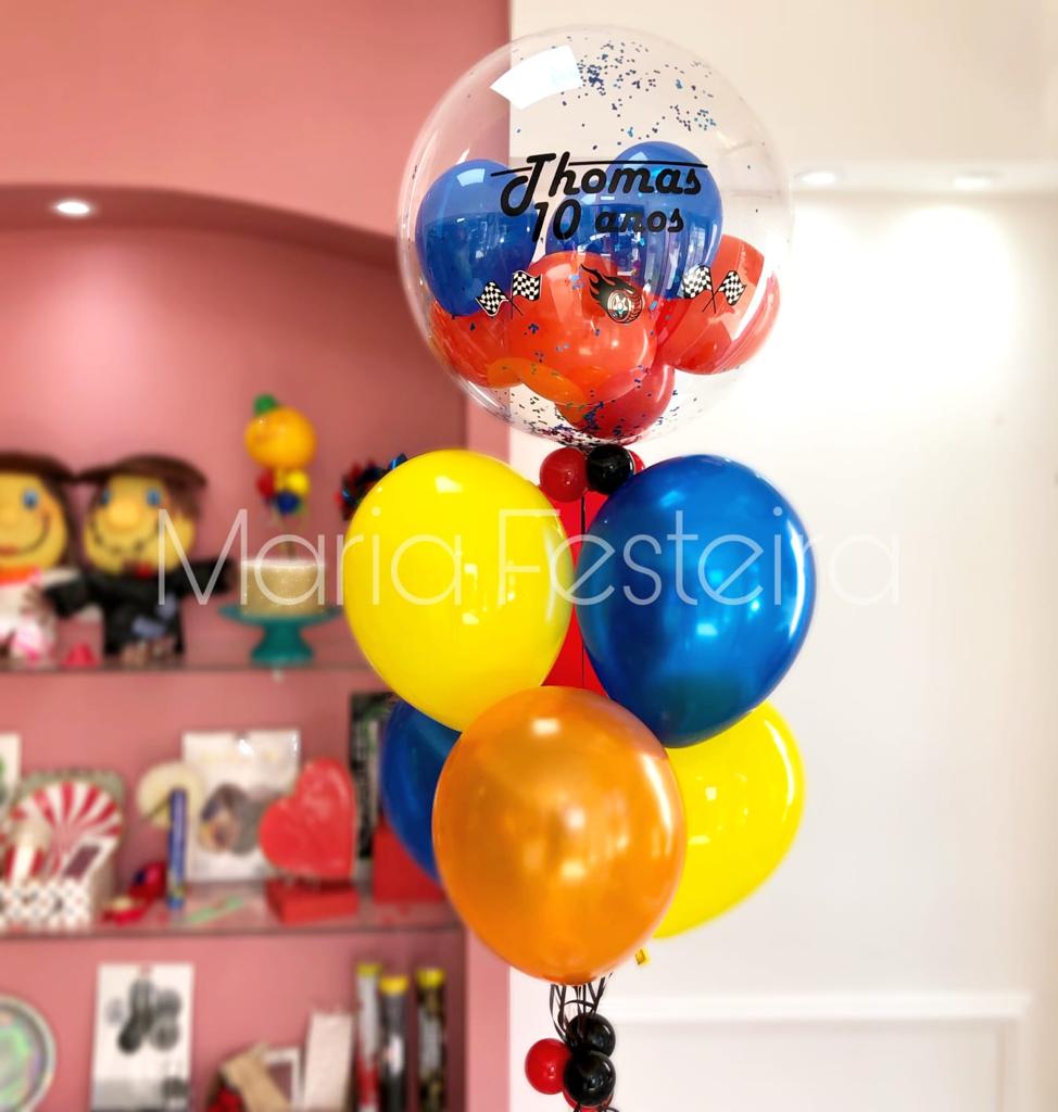 Decoração com balões inflados com gás hélio e personalização corrida de carros