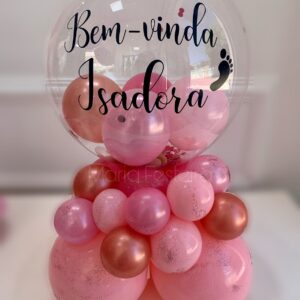 Arranjo de mesa personalizado com confetes, glitter e design encantador, ideal para receber convidados com estilo.
