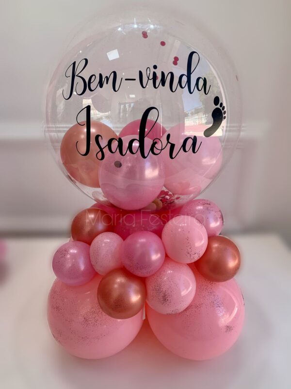 Arranjo de mesa personalizado com confetes, glitter e design encantador, ideal para receber convidados com estilo.