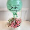 Presente para maternidade com flores naturais frescas, balão personalizado e caixa decorativa redonda. Ideal para celebrar a chegada do bebê.