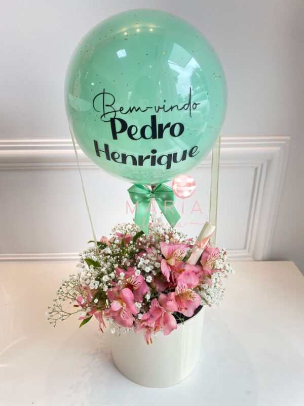 Presente para maternidade com flores naturais frescas, balão personalizado e caixa decorativa redonda. Ideal para celebrar a chegada do bebê.