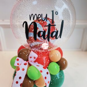 Balão transparente com confetes e glitter, personalizado com balão de doce de Natal e base de mini balões coloridos para decoração natalina.