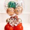 Balão transparente personalizado com efeito de pisca-pisca e escrita natalina, glitter, confetes e base de apoio em balões, ideal para decoração de Natal.