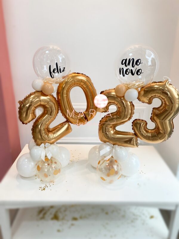 Kit Noite da Virada com balões metálicos personalizados, base decorativa e laço em cetim para festas de Ano Novo.