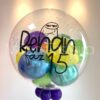 Balão bolha transparente personalizado com meme, nome e idade, com balões coloridos dentro, flutuante e com gás hélio.