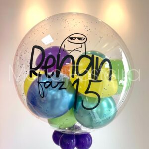 Balão bolha transparente personalizado com meme, nome e idade, com balões coloridos dentro, flutuante e com gás hélio.
