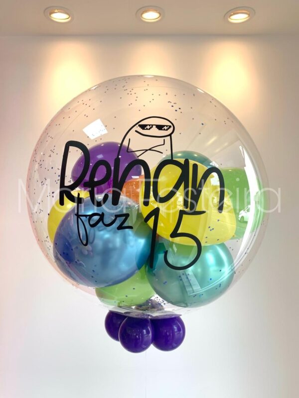 Balão bolha transparente personalizado com meme, nome e idade, com balões coloridos dentro, flutuante e com gás hélio.