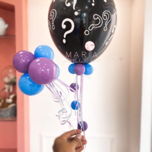 Balão preto com interrogações brancas, recheado com mini balões internos coloridos para chá revelação, acompanhado de pesinho decorativo e fitas.