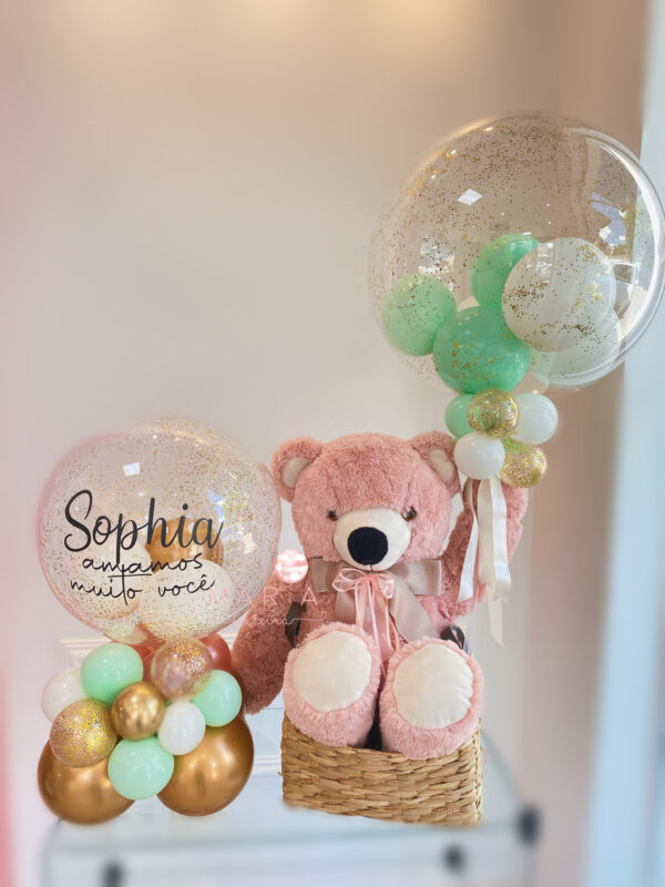 Combo Amor – Kit Maternidade com balão personalizado, urso de pelúcia e cesta trançada.