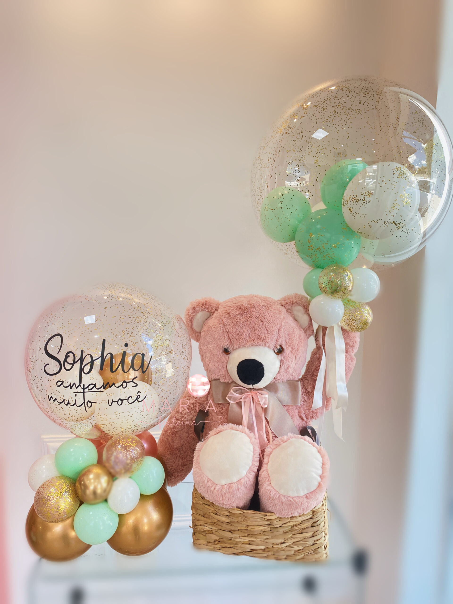 Combo Amor – Kit Maternidade com balão personalizado, urso de pelúcia e cesta trançada.
