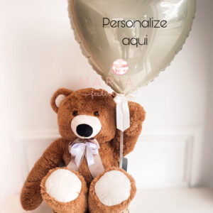 Urso Amoroso – Kit Maternidade com balão em formato de coração, pelúcia e cesta trançada.