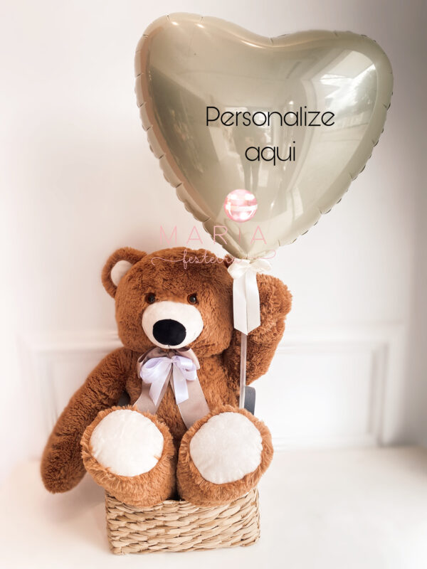 Urso Amoroso – Kit Maternidade com balão em formato de coração, pelúcia e cesta trançada.
