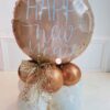 Decoração Happy New Year com balão foil dourado e base de balões para festas de Réveillon.