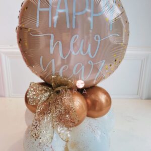 Decoração Happy New Year com balão foil dourado e base de balões para festas de Réveillon.