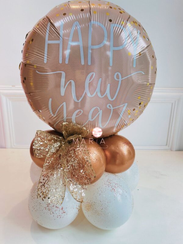 Decoração Happy New Year com balão foil dourado e base de balões para festas de Réveillon.