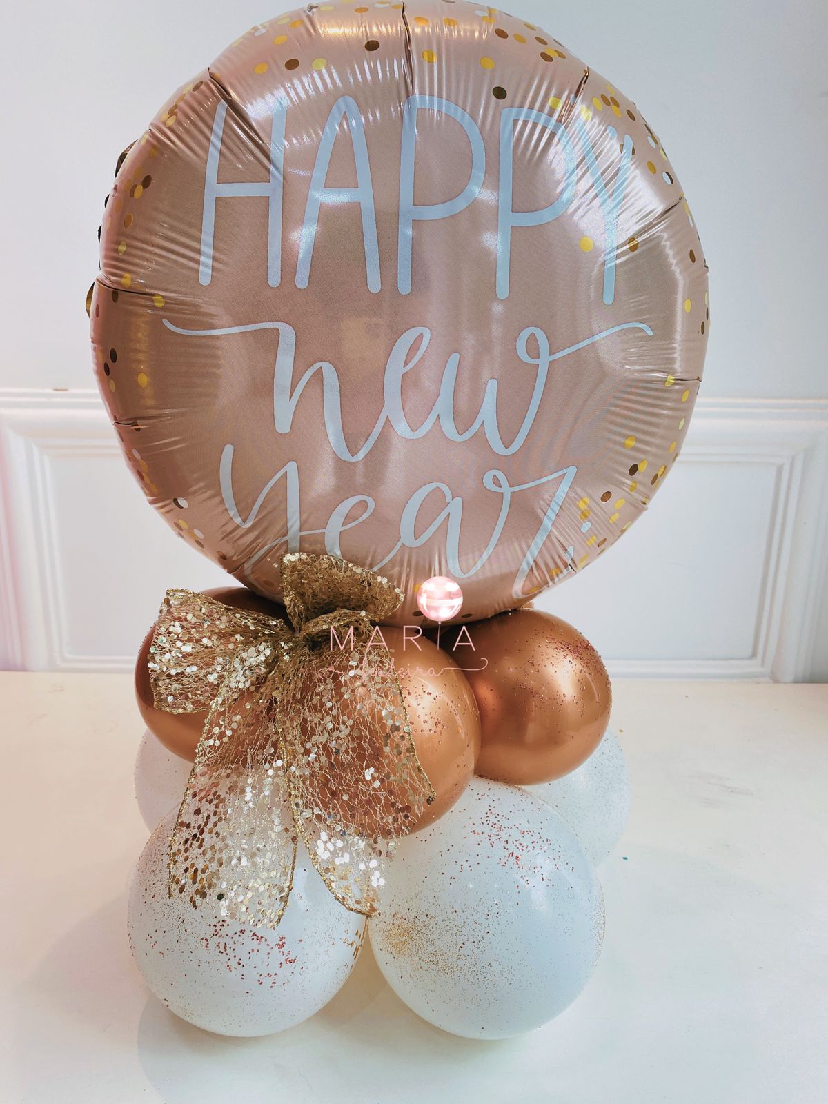 Decoração Happy New Year com balão foil dourado e base de balões para festas de Réveillon.
