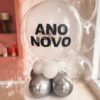 Bubble transparente personalizado "Feliz Ano Novo", com glitter, confetes e base metálica prateada, ideal para decoração de Réveillon.