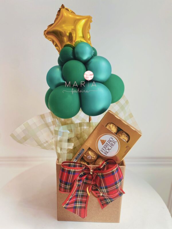 Presente de Natal com Mini Árvore de Balões, chocolates e acabamento em fitas decorativas.