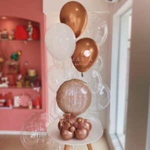 Bouquet de balões Feliz Ano Novo com balão foil personalizado, base desconstruída em rose gold e balões de látex com gás hélio. Decoração elegante para festas de Réveillon.