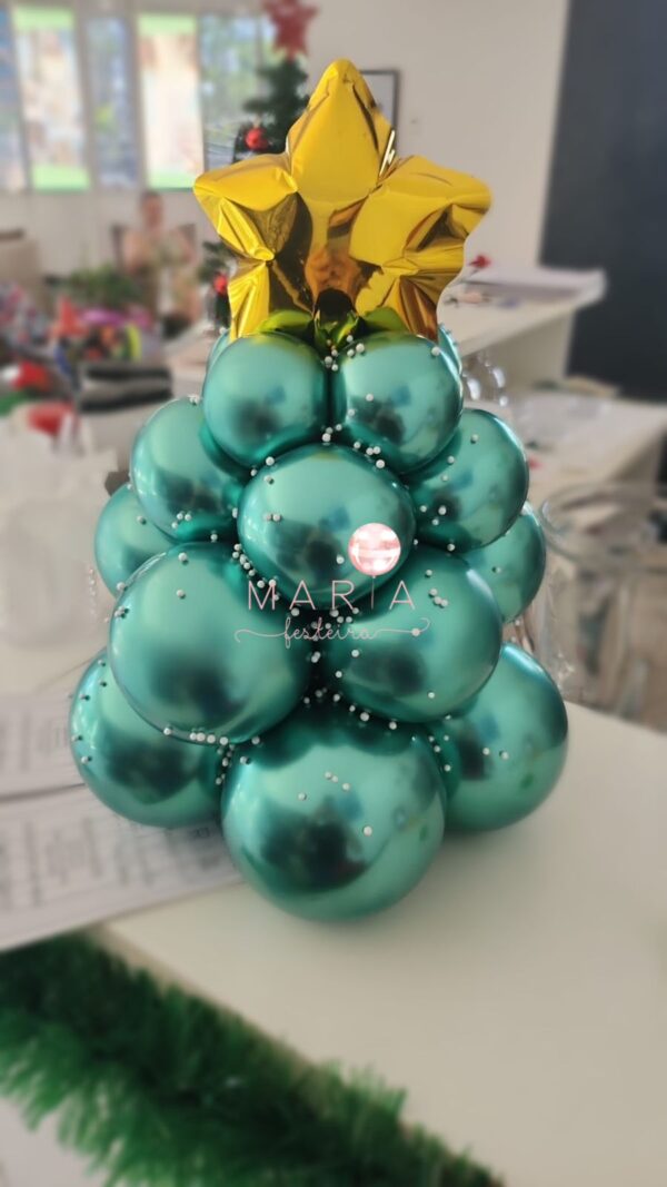 Árvore de Natal decorativa feita com balões desconstruídos e estrela metalizada no topo.