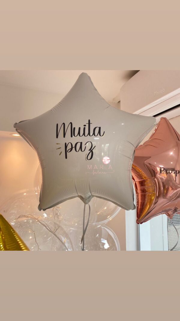 Balão estrela metalizado, com personalização e acabamento elegante, ideal para presentes e decoração de festas.