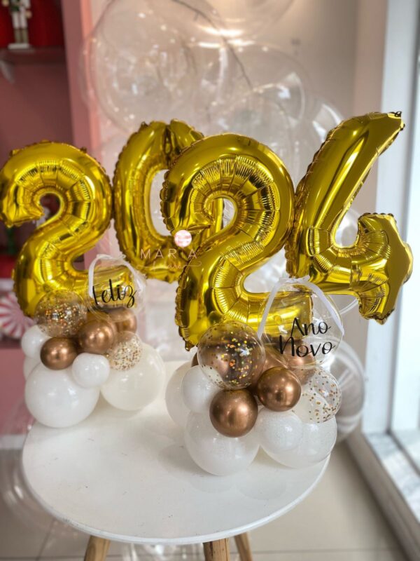 Kit de Balões Ano Novo com base decorativa e detalhes personalizados para festas de Réveillon.
