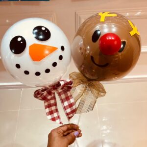Mini bolhas natalinas personalizadas com personagens como Papai Noel, rena ou boneco de neve, ideais para presentes e decorações.