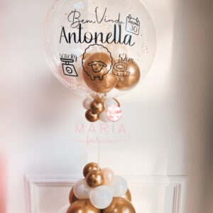 Decoração de Boas-Vindas com balão em formato de ovelhinha, personalizado com peso, altura e data de nascimento para maternidade.