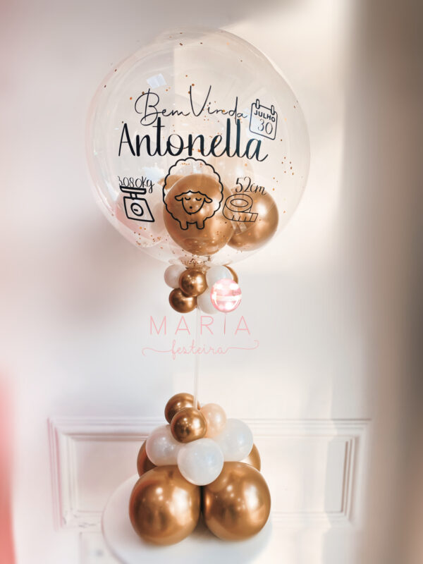 Decoração de Boas-Vindas com balão em formato de ovelhinha, personalizado com peso, altura e data de nascimento para maternidade.