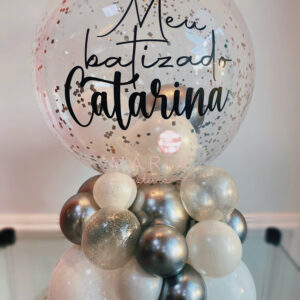 Decoração de batizado com bolha transparente personalizada, balões, glitter e confetes, com base de balões desconstruídos.