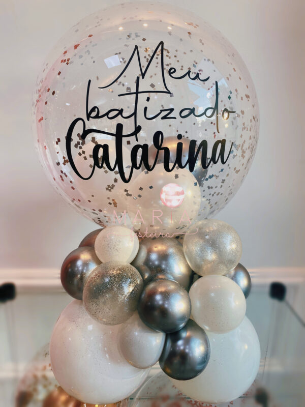 Decoração de batizado com bolha transparente personalizada, balões, glitter e confetes, com base de balões desconstruídos.