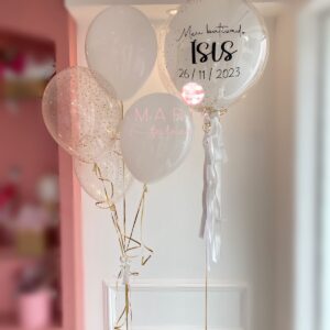 Imagem do Combo de Decoração para Batizado com balões personalizados, confetes, pelúcia e acabamento com fita de cetim.