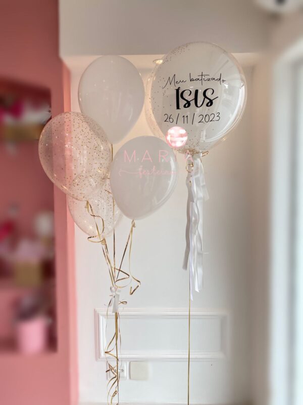 Imagem do Combo de Decoração para Batizado com balões personalizados, confetes, pelúcia e acabamento com fita de cetim.