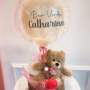 Cesta Aconchego – Presente de maternidade com ursinho de pelúcia, balão com confetes e cesta decorativa. Personalizável para boas-vindas ao bebê.