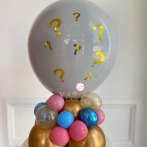 Balão Revelação Deluxe com base de balões desconstruídos, perfeito para mesas de festa. Personalizado, com confetes, glitter e balõezinhos internos.
