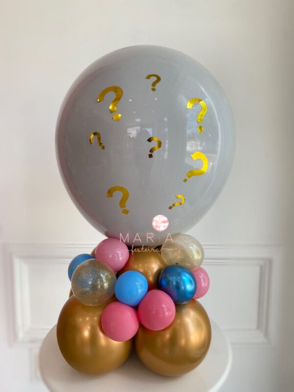 Balão Revelação Deluxe com base de balões desconstruídos, perfeito para mesas de festa. Personalizado, com confetes, glitter e balõezinhos internos.