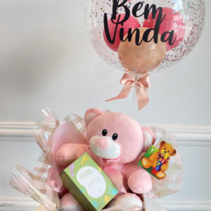 Presente de maternidade com ursinho rosa, balão confete "Bem Vinda" e produtos Natura Mamãe e Bebê, ideal para celebrar a chegada de um bebê menina.