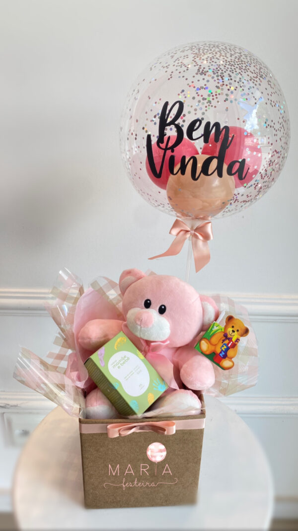 Presente de maternidade com ursinho rosa, balão confete "Bem Vinda" e produtos Natura Mamãe e Bebê, ideal para celebrar a chegada de um bebê menina.