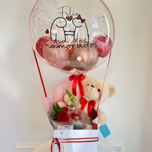 Caixa Dia dos Namorados com balão personalizado, flores naturais e ursinho