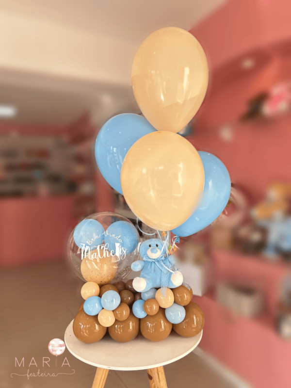 Arranjo de boas-vindas com ursinho de pelúcia azul e balão bubble com confetes e balões internos, Maria Festeira.