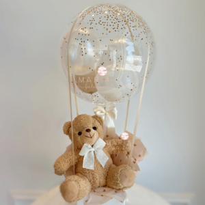 Arranjo Ursinho dos Sonhos com balão bubble, confetes dourados e detalhes personalizados – Maria Festeira Jundiaí.