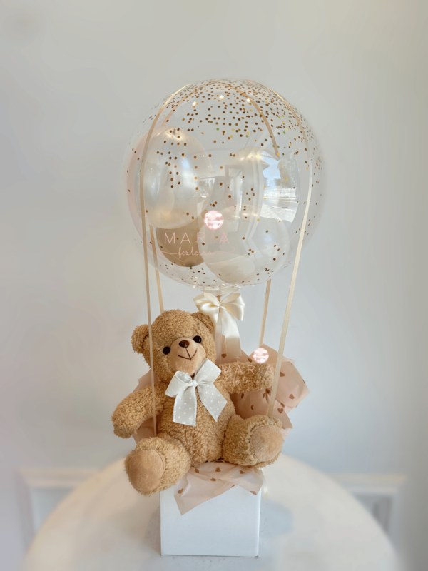 Arranjo Ursinho dos Sonhos com balão bubble, confetes dourados e detalhes personalizados – Maria Festeira Jundiaí.