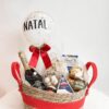 Brunch de Natal com espumante, queijo Brie, chocolates Lindt, mini geleias e decoração personalizada. Ideal para presentear no Natal.