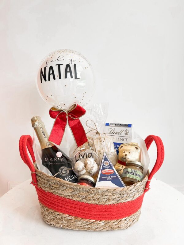 Brunch de Natal com espumante, queijo Brie, chocolates Lindt, mini geleias e decoração personalizada. Ideal para presentear no Natal.