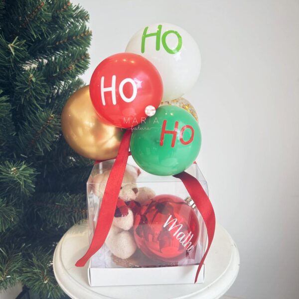 NATAL DIVERTIDO -  Presente com bolinha de natal personalizada, pelúcia e balões temáticos
